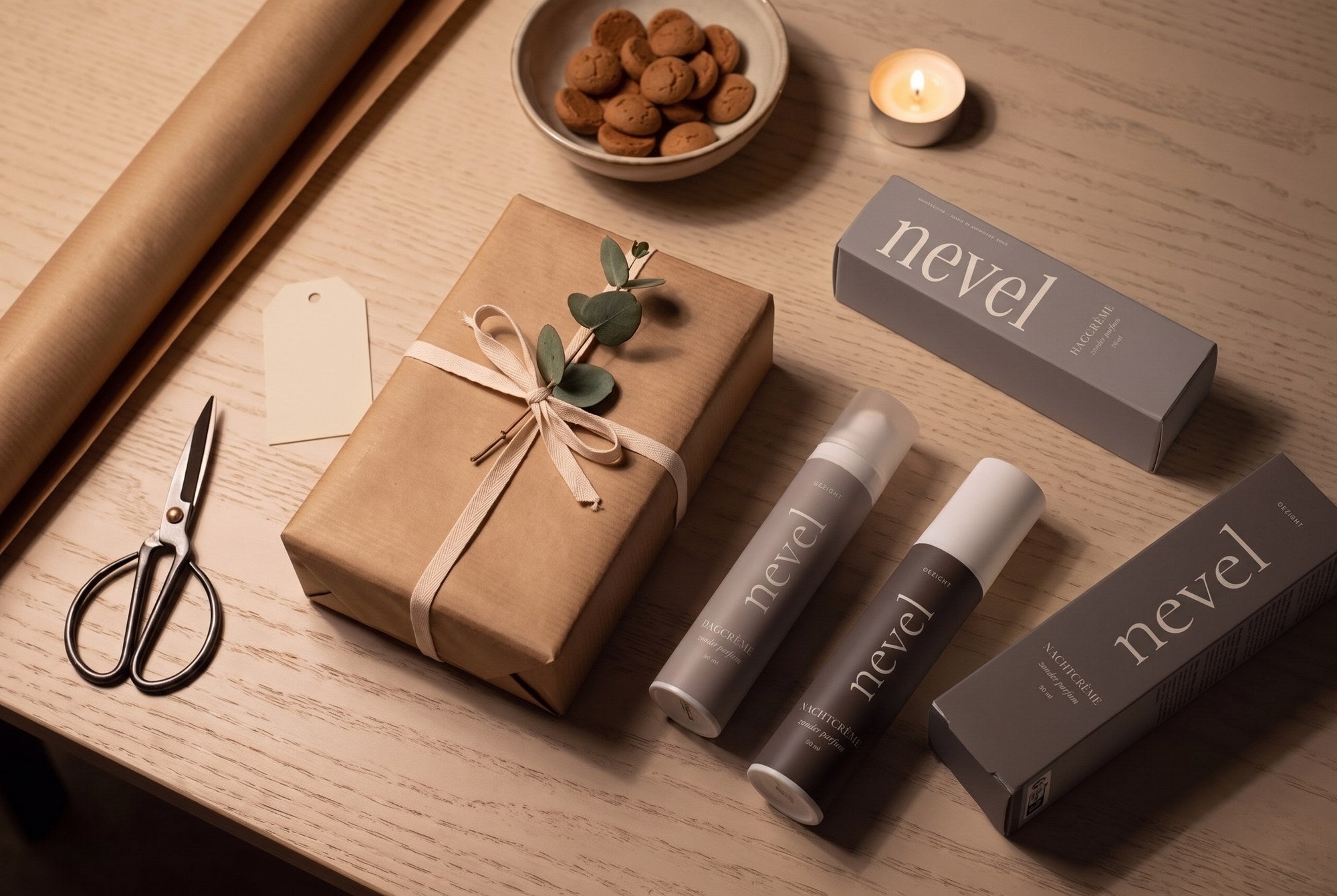 Cadeau ingepakt in kraftpapier met lint en eucalyptus, naast de Nevel dag- en nachtcrème (sfeerbeeld, gemaakt met AI)