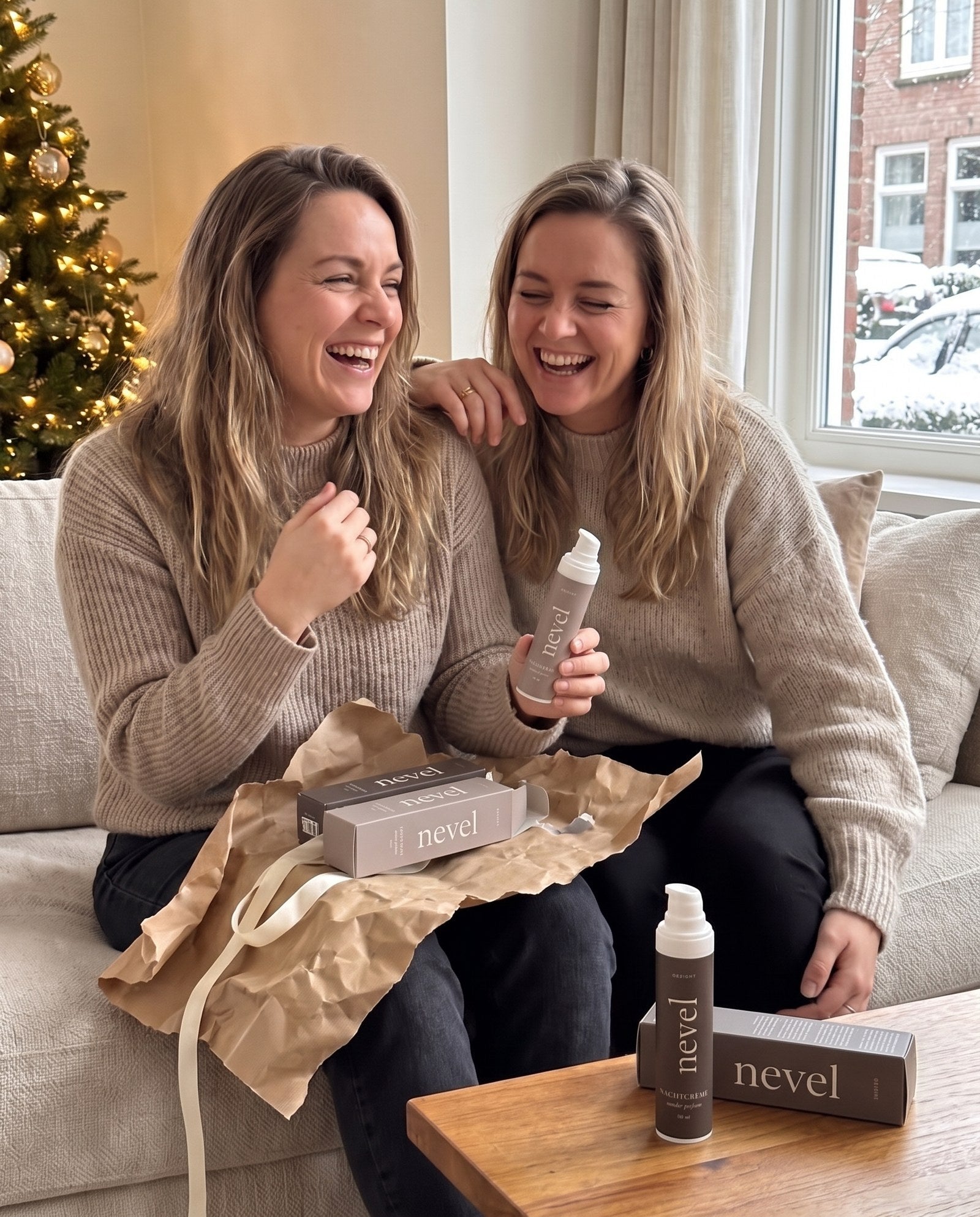 Twee vriendinnen lachen op de bank met de Nevel dagcrème (sfeerbeeld, gemaakt met AI)